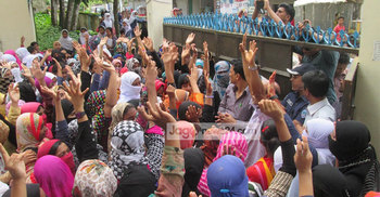 চান্দিনা মহিলা কলেজের ফটকে তালা : বিক্ষোভ সমাবেশ