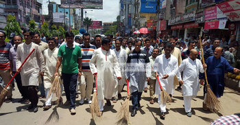 শহর পরিষ্কারে মাঠে নেমেছে ফেনীর এমপি ও ছাত্রলীগ