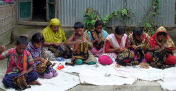 ব্যস্ত সময় কাটাচ্ছেন জামালপুরের সূচি শিল্পীরা