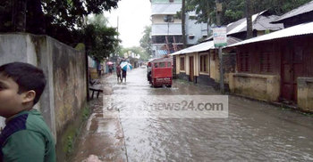 টানা বৃষ্টিতে হাঁটু পানিতে মাদারীপুর পৌর শহর