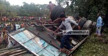 লালমনিরহাটে ট্রাক উল্টে দুই শ্রমিক নিহত