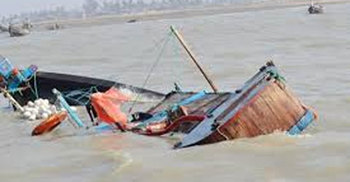ট্রলারের ধাক্কায় নৌকাডুবি : শিশু নিখোঁজ