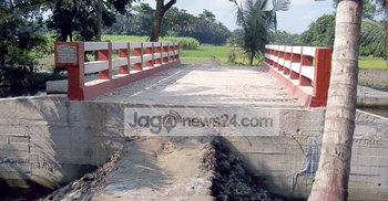 সেতু আছে, সড়ক নেই!