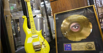 নিলামে প্রিন্সের গিটার