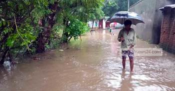 টানা বৃষ্টিতে সাতক্ষীরার নিম্নাঞ্চল প্লাবিত : দুর্ভোগে মানুষ