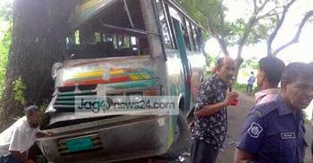 সাতক্ষীরায় সড়ক দুর্ঘটনায় চালকসহ আহত ২০