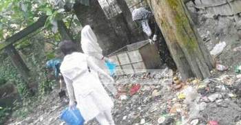 কর্তৃপক্ষের খোঁজ নেই : কলেজছাত্রীরাই পরিষ্কার করলেন ময়লা