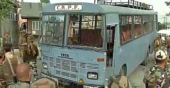 জম্মু-কাশ্মিরে গাড়িবহরে হামলায় ৮ পুলিশ নিহত 