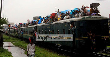 বৃষ্টি উপেক্ষা করে ট্রেনের ছাদে ঝুঁকির ঈদযাত্রা