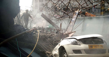 ছবিতে কলকাতায় উড়ালসেতু ধস