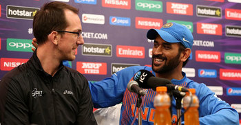 অবসরের প্রশ্নে ধোনির রসিকতা (ভিডিও)