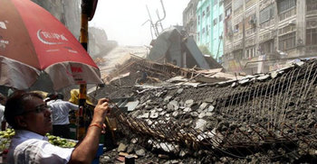 কলকাতায় নিহতের সংখ্যা বেড়ে ২২ : নির্মাতাকে শোকজ 