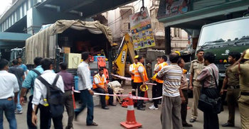 যেভাবে ভেঙে পড়লো কলকাতার উড়ালসেতু (ভিডিও)