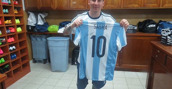 ওবামা কন্যাদের মেসির জার্সি উপহার