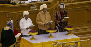 শপথ নিলেন মিয়ানমারের প্রথম গণতান্ত্রিক প্রেসিডেন্ট