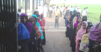 বিচ্ছিন্ন ঘটনায় চলছে দ্বিতীয় ধাপের ভোটগ্রহণ