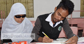 বখাটের অ্যাসিডে দু’চোখ হারিয়েও সফল মনি