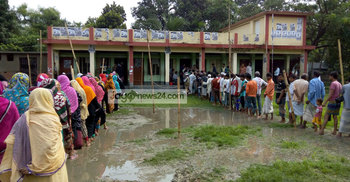 বাইরে ভোটারদের অপেক্ষা, ভেতরে নৌকায় প্রকাশ্যে সিল