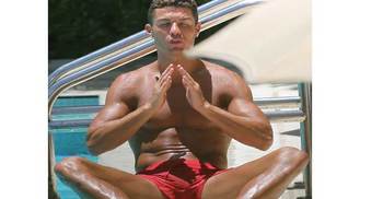 Ronaldo reveals his rippling torso