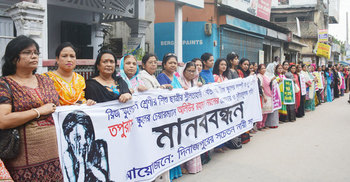 শ্লীলতাহানির পর ছাত্রীকেই কান ধরে ঘোরানো : প্রতিবাদে মানববন্ধন