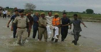 India minister ridiculed for flood photo