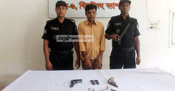 হরিণাকুন্ডে অস্ত্র ও গুলিসহ আটক ১