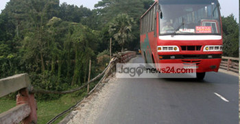 ঝুঁকিপূর্ণ সেতু দিয়ে যান চলাচল : ঘটছে দুর্ঘটনা