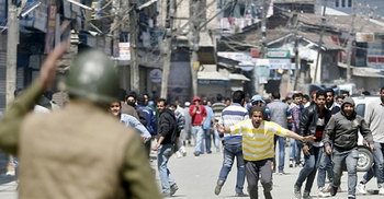 Suspected rebels kill 2 policemen in Indian Kashmir 