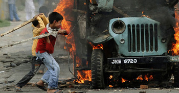 Kashmir protesters snatch 70 police guns