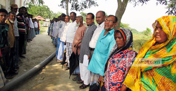 নির্বাচনের দাবিতে কুন্ডেরচরে মানববন্ধন