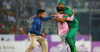 Fan runs onto field to hug Mashrafe