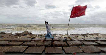 বঙ্গোপসাগরে নিম্নচাপ : মংলা বন্দরে সতর্কতা