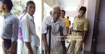 কাঠের ক্রাচে ভর করে ভোট দিলেন ৯৮ বছরের বৃদ্ধ