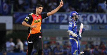 Ashish Nehra hits the target, Mumbai Indians hit a low 