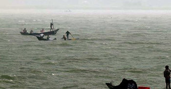 নৌকাডুবির ঘটনায় শিশুর মরদেহ উদ্ধার : নিখোঁজ ২