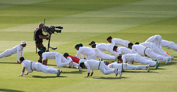 Pakistan celebrate Test win with press-ups