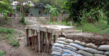 নিজ শ্রম ও অর্থে ব্রিজ নির্মাণ করছেন কৃষক