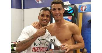 Ronaldo gives Nani his Silver Boot award
