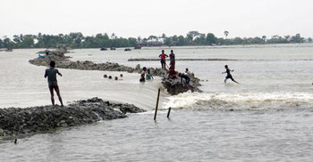 সাতক্ষীরায় বেড়িবাঁধ ভেঙে গ্রাম প্লাবিত