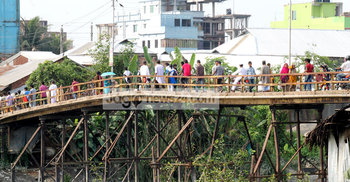 চার লাখ মানুষের একটি সেতু