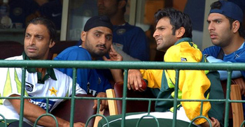 Shoaib Akhtar laughs off ‘brother’ Bhajji’s claims