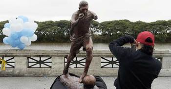 Messi statue unveiled in Buenos Aires