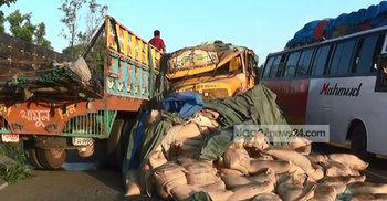 দুই ট্রাকের মুখোমুখি সংঘর্ষে চালক নিহত