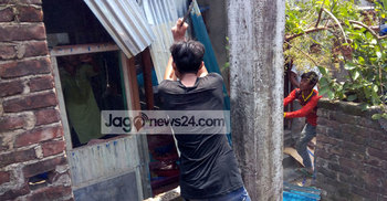 ৩ মাদক ব্যবসায়ীর বাড়ি গুড়িয়ে দিল জনতা