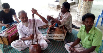 রবীন্দ্রনাথ ও সাঁইজিকে খুঁজে ফেরেন অন্ধ বাউল আতিয়ার