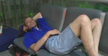 Man waits 10 days in airport for online girlfriend 