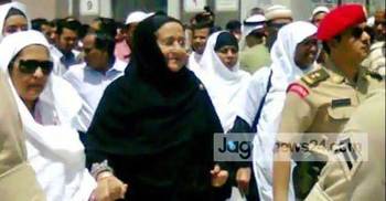 Hasina in Makkah, performs Umrah
