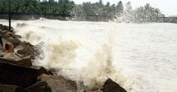 ঘূর্ণিঝড় রোয়ানুর তাণ্ডবে ২২ জনের মৃত্যু