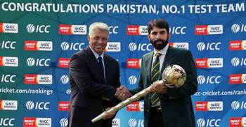 Misbah receives Test mace for no. 1 ranking 