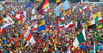 Pope urges youth to accept migrants